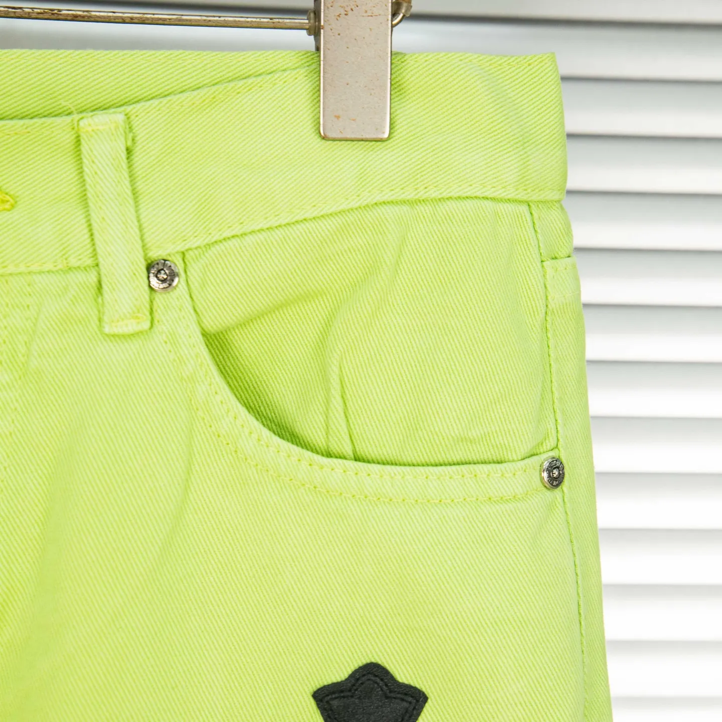 P250 Chrome Hearts dopamine green denim and black and yellow leather couple jeans are a hot trend this season and are sought after by countless celebrities and fashionistas. The neat details of the cutting process add color to the playful fashion! The neat and meticulous design, and the well-fitting structure is unique. The upper body not only has outstanding recognition, but also looks younger and younger. A style with the ultimate wearing meaning and performance, gorgeous color matching, and the craftsmanship of this style is also extremely extraordinary. After the finished product is washed, it is disassembled and hand-made with sheepskin cross leather and then spliced ​​together to complete. The whole piece has too many craftsmanship to describe. It is decorated with patchwork cross flowers and high-waisted washed jeans! ! Absolutely high-end luxury product, a god-level single product, a super popular product, made by top heavy industry, a magic weapon that cannot be missed to hit the streets. Style number: 1829# Size: 28 30 32 34 Color: green